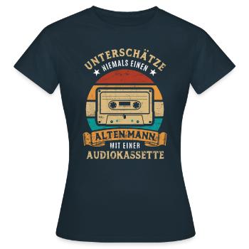 Unterschätz nie einen alten Mann mit Audiokassette - Frauen T-Shirt - Navy - Vorne - AI Model Female 172 dark (172cm)