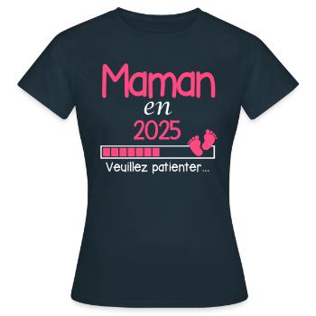 Maman en 2025 Cadeau Future mère - T-shirt Femme - marine - Devant - AI Model Female 172 dark (172cm)