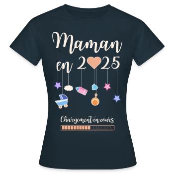 Maman en 2025 annonce grossesse femme enceinte - T-shirt Femme - marine - Devant - AI Model Female 172 dark (172cm)
