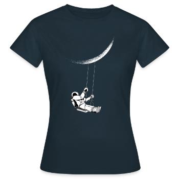 Astronaut schaukelt am Mond - Frauen T-Shirt - Navy - Vorne - AI Model Female 172 dark (172cm)