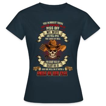 PISS OFF MY WIFE FARMER SKULL - T-shirt Femme - marine - Devant - AI Model Female 172 dark (172cm)