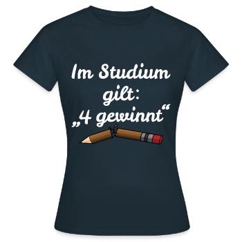 Dans l'étude s'applique: 4 victoires - énonciation drôle - T-shirt Femme - marine - Devant - AI Model Female 172 dark (172cm)