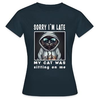 Désolé d’être en retard, mon chat était assis sur moi - T-shirt Femme - marine - Devant - AI Model Female 172 dark (172cm)