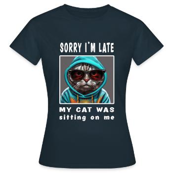Désolé d’être en retard, mon chat était assis sur moi - T-shirt Femme - marine - Devant - AI Model Female 172 dark (172cm)