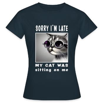 Désolé d’être en retard, mon chat était assis sur moi - T-shirt Femme - marine - Devant - AI Model Female 172 dark (172cm)