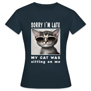 Désolé d’être en retard, mon chat était assis sur moi - T-shirt Femme - marine - Devant - AI Model Female 172 dark (172cm)