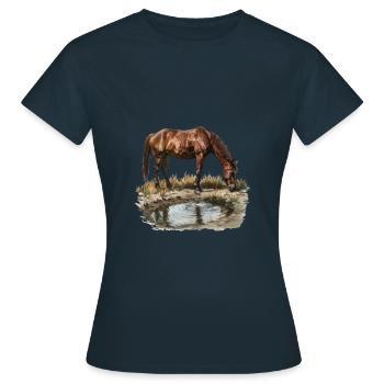 Pferd Am Wasserloch Reflektion Natur - Frauen T-Shirt - Navy - Vorne - AI Model Female 172 dark (172cm)
