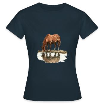 Horse by the water with reflection - Women's T-Shirt - navy - Front - AI Model Female 172 dark (172cm)