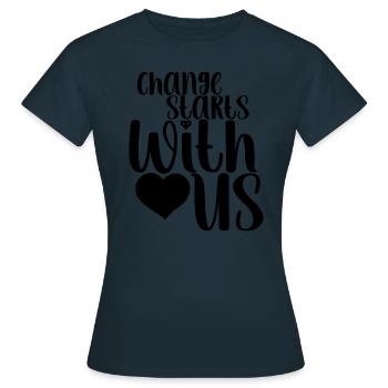 Frase - Veränderung beginnt bei uns - Corazón - Frauen T-Shirt - Navy - Vorne - AI Model Female 172 dark (172cm)