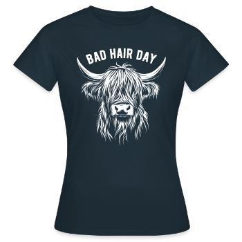 Schottisches Hochlandrind - Spruch - Bad Hair Day - Frauen T-Shirt - Navy - Vorne - AI Model Female 172 dark (172cm)