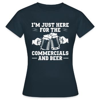 Halbzeit-werbespots Und Bier-t-shirt - Frauen T-Shirt - Navy - Vorne - AI Model Female 172 dark (172cm)
