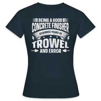 Années de truelle et d’erreur Betonbauer - T-shirt Femme - marine - Devant - AI Model Female 172 dark (172cm)