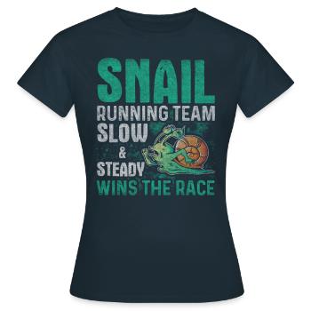 Équipe de course d’escargot Drôle de coureur d’escargot - T-shirt Femme - marine - Devant - AI Model Female 172 dark (172cm)