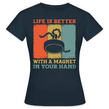 La vie est meilleure avec un aimant dans votre aimant de main - T-shirt Femme - marine - Devant - AI Model Female 172 dark (172cm)