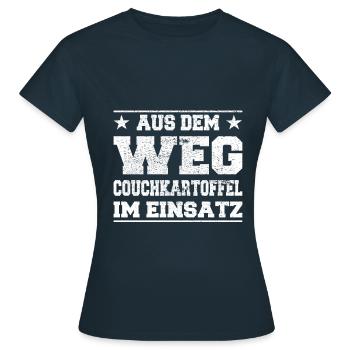 Hors du chemin Couch Potato en utilisation Design - T-shirt Femme - marine - Devant - AI Model Female 172 dark (172cm)