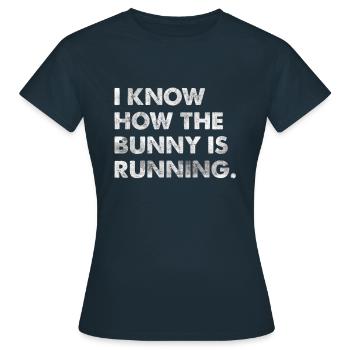 I Know How The Is Running Hasen Denglisch T-Shirt - T-shirt Femme - marine - Devant - AI Model Female 172 dark (172cm)
