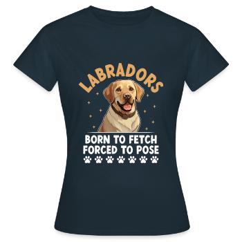 Labradore, die zum Apportieren geboren wurden, gezwungen, zu posieren Labrador re - Frauen T-Shirt - Navy - Vorne - AI Model Female 172 dark (172cm)