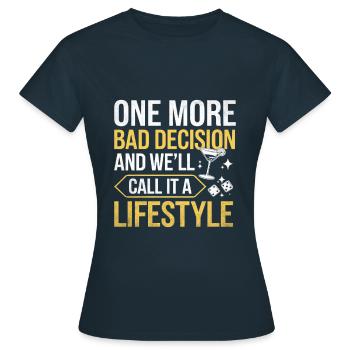 Une mauvaise décision de plus et nous l’appellerons une - T-shirt Femme - marine - Devant - AI Model Female 172 dark (172cm)