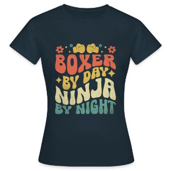Boxeur le jour Ninja la nuit Boxer Sports Gym - T-shirt Femme - marine - Devant - AI Model Female 172 dark (172cm)