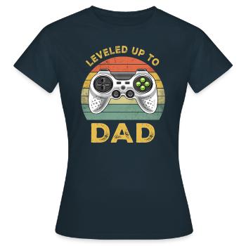 Leveled Up To Daddy Pregnancy Announcement Gift - Frauen T-Shirt - Navy - Vorne - AI Model Female 172 dark (172cm)
