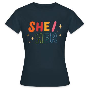 Pronomen she/her - Frauen T-Shirt - Navy - Vorne - AI Model Female 172 dark (172cm)