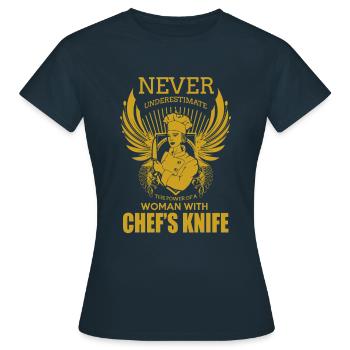 Ne sous-estimez jamais une femme avec un couteau de chef - T-shirt Femme - marine - Devant - AI Model Female 172 dark (172cm)