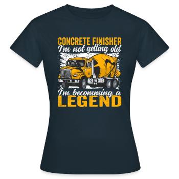 Le finisseur en béton devient une légende Béton - T-shirt Femme - marine - Devant - AI Model Female 172 dark (172cm)