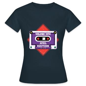 Volume 1976 Édition avril - T-shirt Femme - marine - Devant - AI Model Female 172 dark (172cm)