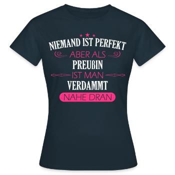 Preußen Ostpreußen Kaiserreich Spruch Heimat - Frauen T-Shirt - Navy - Vorne - AI Model Female 172 dark (172cm)