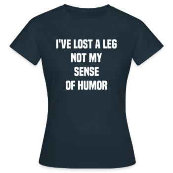 L’amputation de la jambe ampute la jambe - T-shirt Femme - marine - Devant - AI Model Female 172 dark (172cm)