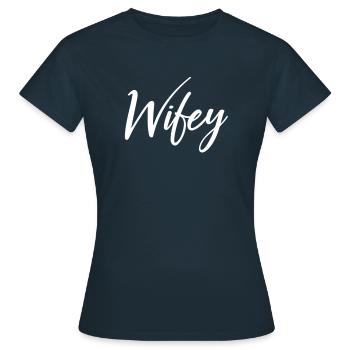 Wifey - T-shirt Femme - marine - Devant - AI Model Female 172 dark (172cm)