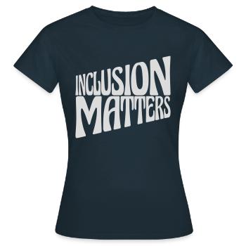 L’inclusion compte Citation du logo - T-shirt Femme - marine - Devant - AI Model Female 172 dark (172cm)