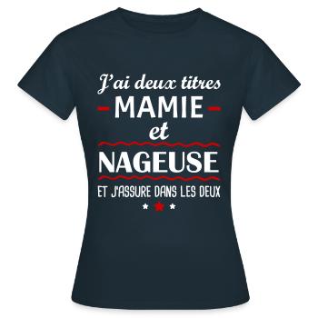 Deux titres mamie nageuse, grand-mère, natation - T-shirt Femme - marine - Devant - AI Model Female 172 dark (172cm)