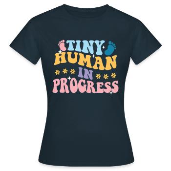 Tiny Human In Progress - Schwangerschaftsreise - Frauen T-Shirt - Navy - Vorne - AI Model Female 172 dark (172cm)