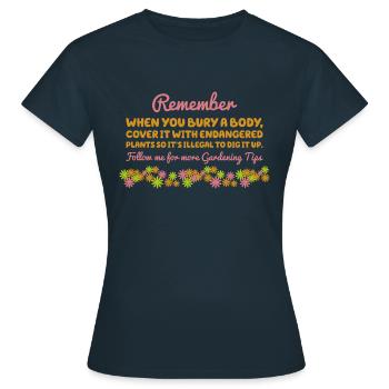 Jardinage 101 : Couvrir vos traces Tee - T-shirt Femme - marine - Devant - AI Model Female 172 dark (172cm)