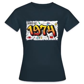 Street Legend 1974 Graffiti – 51 ans d’audace - T-shirt Femme - marine - Devant - AI Model Female 172 dark (172cm)