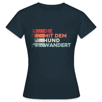 Die mit dem Hund wandert. Wandern Wald Berge Hunde - Frauen T-Shirt - Navy - Vorne - AI Model Female 172 dark (172cm)