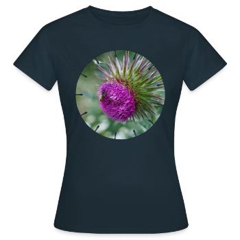 Die Distelblüte wird oft als Unkraut verschrien - Frauen T-Shirt - Navy - Vorne - AI Model Female 172 dark (172cm)