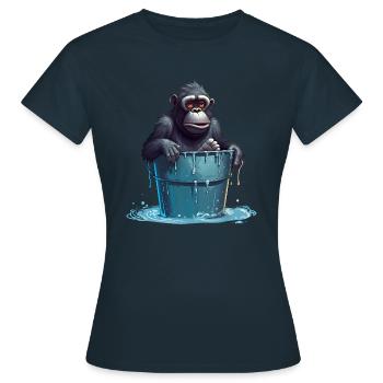 Singe se rafraîchissant pendant la chaude journée d’été - T-shirt Femme - marine - Devant - AI Model Female 172 dark (172cm)