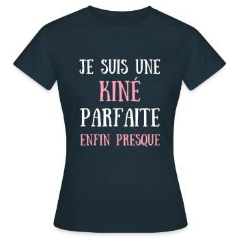 kiné parfaite humour kinésithérapeute femme cadeau - T-shirt Femme - marine - Devant - AI Model Female 172 dark (172cm)