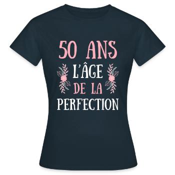 50 ans perfection femme humour cadeau anniversaire - T-shirt Femme - marine - Devant - AI Model Female 172 dark (172cm)