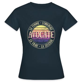 avocate femme légende humour avocat idée cadeau - T-shirt Femme - marine - Devant - AI Model Female 172 dark (172cm)