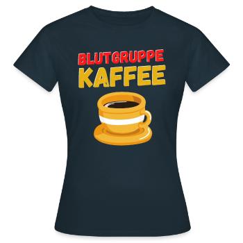 BLUTGRUPPE KAFFEE - DAS LUSTIGE KAFFEE SHIRT - Frauen T-Shirt - Navy - Vorne - AI Model Female 172 dark (172cm)