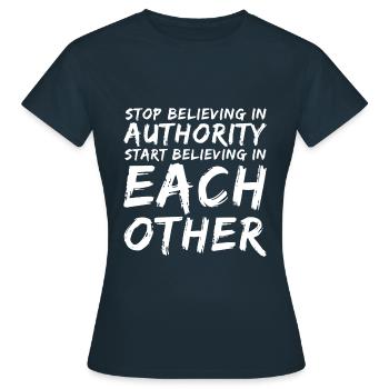 Autorité d'anarchisme anarchiste anarchiste - T-shirt Femme - marine - Devant - AI Model Female 172 dark (172cm)