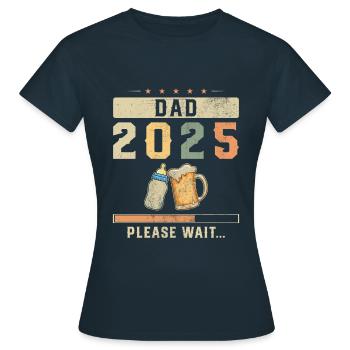 Papa 2025 Schwangerschaftsankündigung werdender Papa - Frauen T-Shirt - Navy - Vorne - AI Model Female 172 dark (172cm)