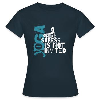 YOGA – OÙ LE STRESS N’EST PAS INVITÉ - T-shirt Femme - marine - Devant - AI Model Female 172 dark (172cm)