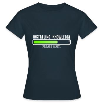Installing Knowledge please wait - Women's T-Shirt - navy - Front - AI Model Female 172 dark (172cm)