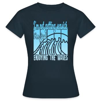 Je n’ai pas le mal de mer - T-shirt Femme - marine - Devant - AI Model Female 172 dark (172cm)