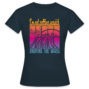 Je n’ai pas le mal de mer - T-shirt Femme - marine - Devant - AI Model Female 172 dark (172cm)