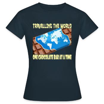 Voyager avec une barre de chocolat - T-shirt Femme - marine - Devant - AI Model Female 172 dark (172cm)